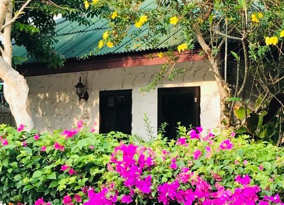 Guest House, shared pool, private bathroom and kitchen