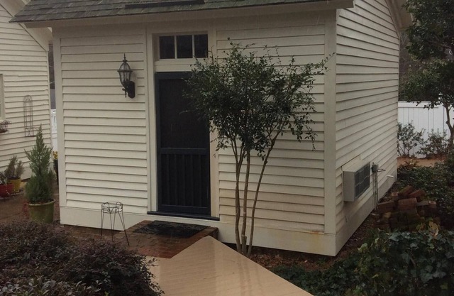 Guest House steps away from the hisoric Oxford Square and Ole Miss!