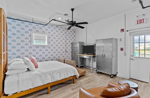 Guest House Topsail - Two Bedroom Suite in hotel on Topsail Beach, North Carolina