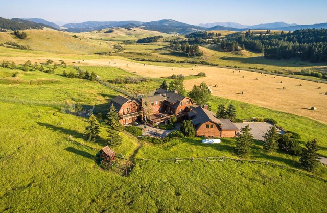 Guest House & Wolf Sanctuary Near Bridger Bowl, Big Sky and Yellowstone Park