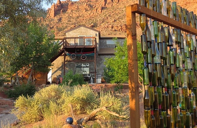 Guest Nest 360 is peaceful with stunning views to work remotely and recreate .