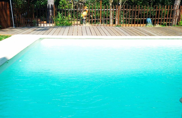 Guest room 4pers. 3 minutes from the medieval city. Private Jacuzzi and swimming pool