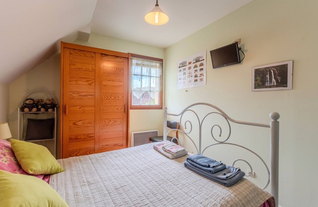 Guest Room Le Pesquit - with Shared Terrace, Communal Garden and Air Conditioning