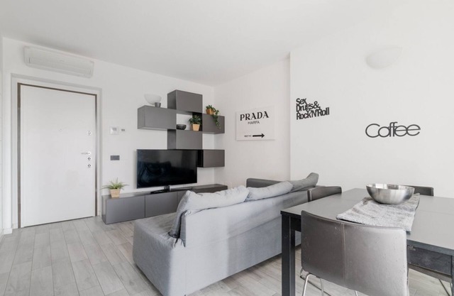 GuestHost - Bonola M1 Balcony Apartment