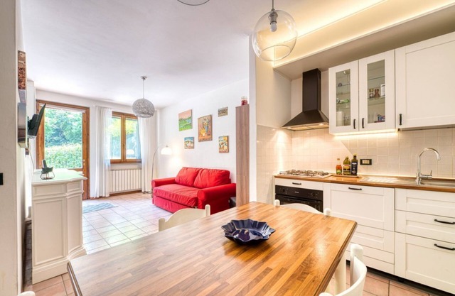 GuestHost - Bright Apartment with garden