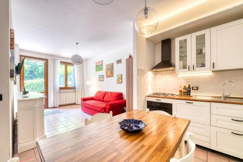 GuestHost - Bright Apartment with garden