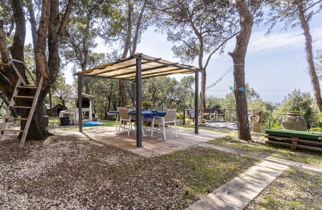 GuestHost - Lovely Apartment W/Garden and Parking
