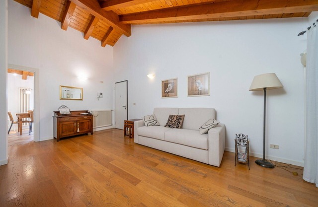 GuestHost - Lovely Apartment X6 with Balcony