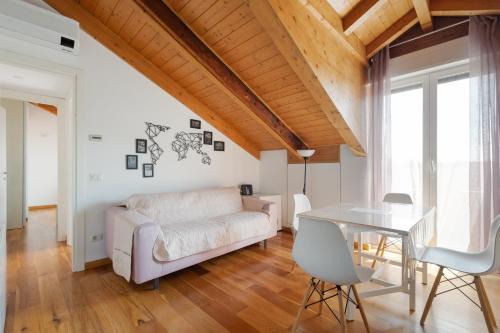 GuestHost- Milano Lambrate Cosy Balcony Apartment