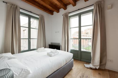 GuestHost - Modern Apartment in Milan with Balcony