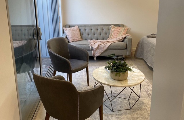 Guesthouse 5 mins from International Airport and Beach