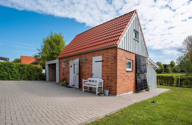 Guesthouse 'Charming Lütt Hus' with Private Terrace, Shared Garden and Wi-Fi