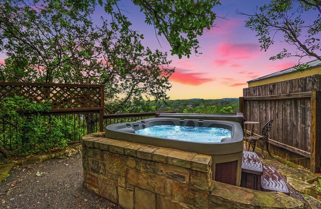 Guesthouse less than a mile from Gruene Hall! Sleeps up to 4! Private Hot Tub
