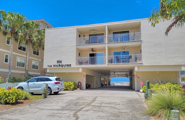 Gulf and Intracoastal Views! WALK TO 4 OR 5 RESTAURANTS & MORE!