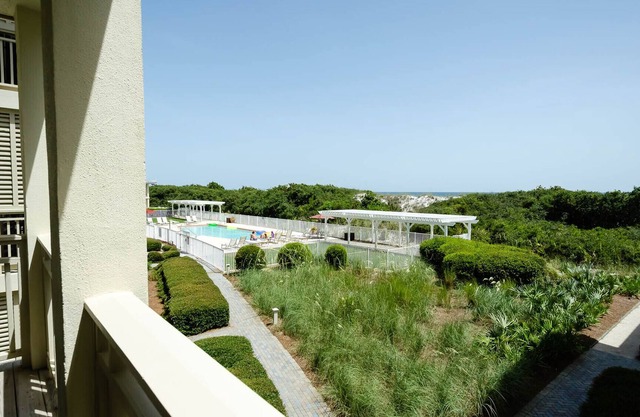 Gulf District ~ Gulf Front Condo! Steps to Beach Club, Beach Access & Dining!