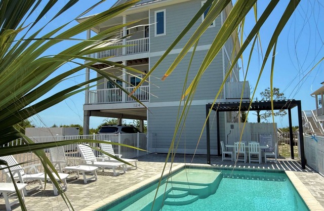Gulf front, elevator, private pool, 2 king masters."Wow" views of a quiet beach!