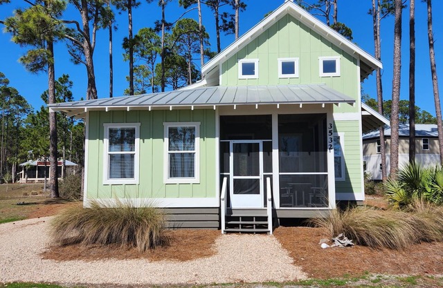 Gulf Views From Front Porch! Pet-Friendly Cottage with Kayaks & Community Pool