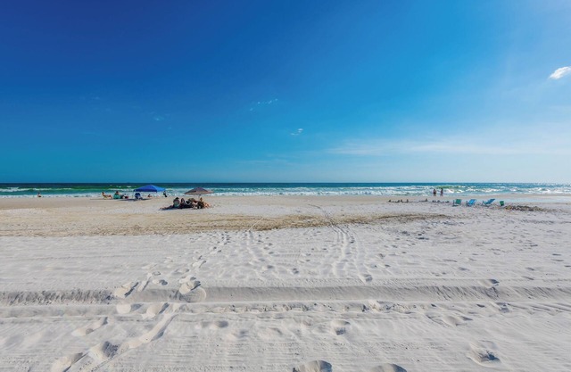 Gulfside Getaway: Luxurious 4-Bedroom Coastal Retreat With Private Pool