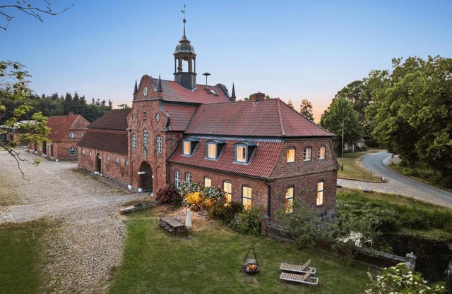 GUT KLETKAMP "Altes Torhaus" - Historisches Ferienhaus mit 5 Schlafzimmern I Kamin I Garten & Terrasse I Seeblick I 15 Min zur Ostsee I Moderne Küche I Hundefreundlich I Parkplätze I WLAN