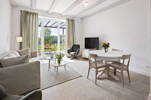 GUT KLETKAMP "Mühlenhof 3" - Ruhige Ferienwohnung mit 2 Schlafzimmern I Terrasse mit See- & Naturblick I Gemeinschaftsgarten I 15 Min zur Ostsee I Küche I Parkplatz I Waschmaschine I WLAN