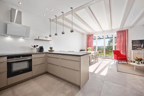 GUT KLETKAMP "Mühlenhof 4" - Ruhige Ferienwohnung mit 3 Schlafzimmern I Terrasse mit See- & Naturblick I Gemeinschaftsgarten I 15 Min zur Ostsee I Küche I Parkplatz I Waschmaschine I WLAN