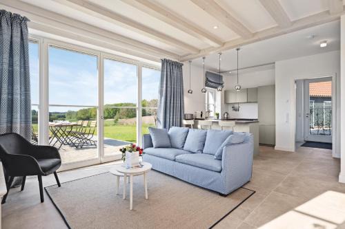 GUT KLETKAMP "Mühlenhof 5" - Ruhige Ferienwohnung mit 3 Schlafzimmern I Terrasse mit See- & Naturblick I Gemeinschaftsgarten I 15 Min zur Ostsee I Küche I Parkplatz I Waschmaschine I WLAN