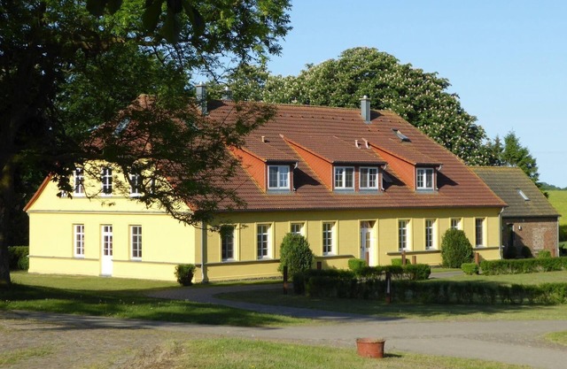 Gut Rattelvitz Parterre A, hochwertig, Sauna, Kamin, eTankstelle, Spielscheune, 15.000qm Parkland