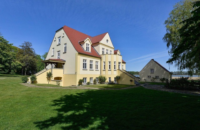 Gutshaus Grubnow Ferienwohnung 2 am Wasser Sauna und WLAN incl.