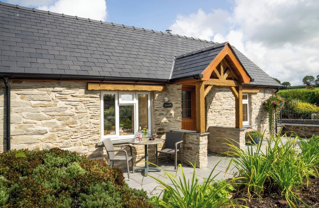 GWAUN COTTAGE, pet friendly, luxury holiday cottage in Cenarth