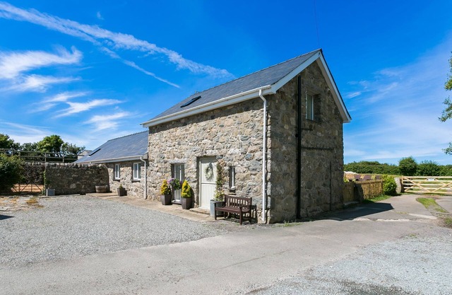 Gwenyn Haf Bach - sleeps 2 guests in 1 bedroom