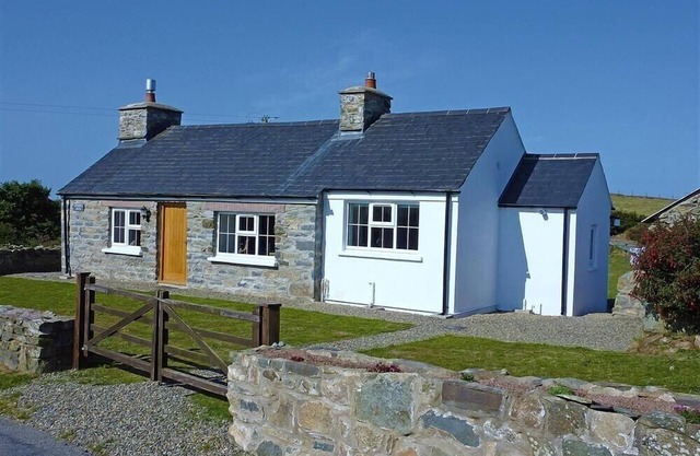 GWNDWN GWYN, family friendly, character holiday cottage in Goodwick