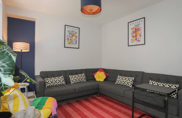 GWYNLE, pet friendly, character holiday cottage in Nefyn