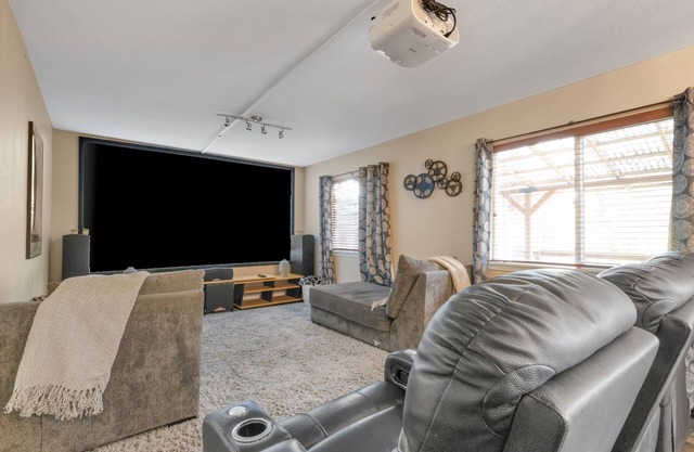 Gym,Theatre Room, HotTub, Sauna, outdoor Pizza oven,grills,Walk to Old Mill