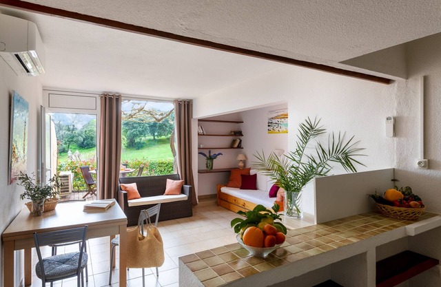 Hélios1 2/4pers -beach 5 MN walk-heated pool