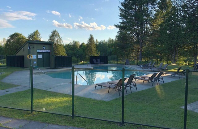 Hôtel à la maison - Chalet sous les Thuyas