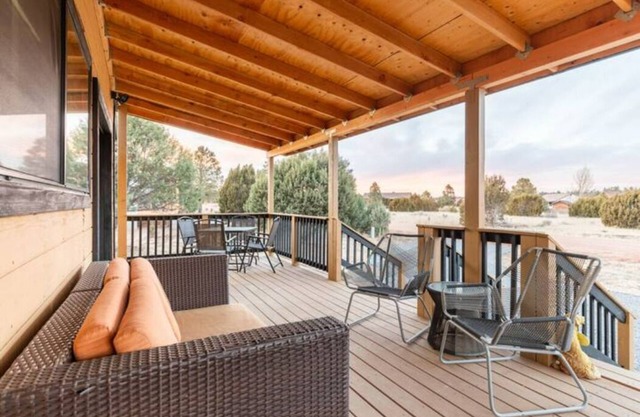 H&L Cabin Chalet Style Perfect In All Seasons