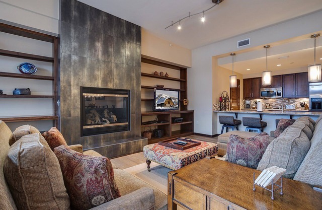 H204A | Luxury Downtown | A/C | Close to Shops | Ski Locker at Base