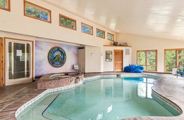 H7 at Hope Mountain - Beautiful 6-Bedroom Retreat Home at Allenspark Colorado
