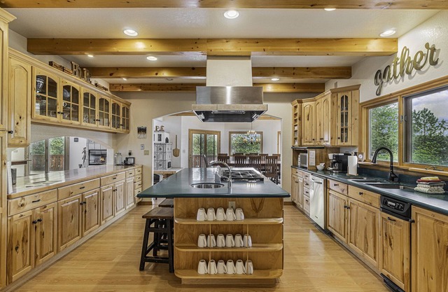 H7 at Hope Mountain–Luxury 6-Bedroom Retreat with Pool & Hot Tub near Allenspark