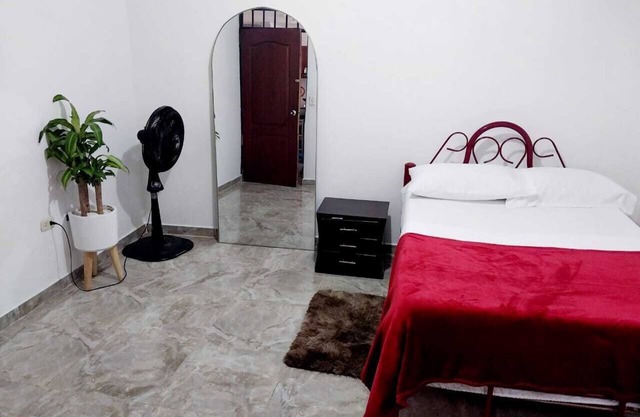 Habitación Comoda Compartiendo Apartamento en Familia
