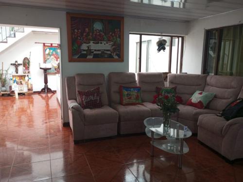 Habitación con baño privado cerca al aeropuerto