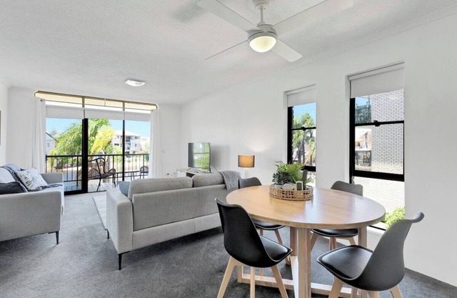 HACIENDA Apt 3- CANAL VIEWS AND COMFORT