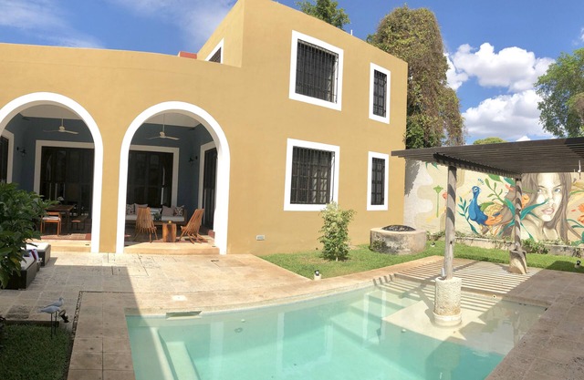 ★Hacienda Style★ Friends & Family oriented ♥Pool♥ BBQ, Netflix, Free Parking, AC
