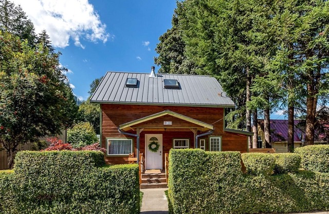 Hadley's Hideaway -Cottage w/hot tub, fenced yard close to hikes & Stevens Pass ski hill