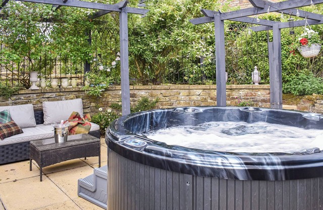 Hadrians Garden Cottage - UK3323