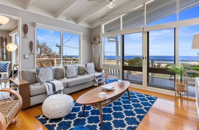 Haehnels Hill Beach House - 4 bedroom home + views