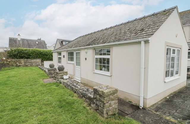 HALCYON ANNEXE, pet friendly, country holiday cottage in Benllech