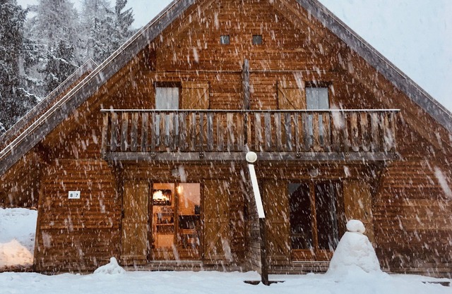 HALF LOVELY CHALET CLOSE TO TRACKS, WIFI