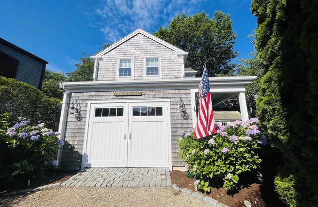 HALFSHELL- Charming 1 bedroom Cottage in town