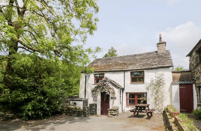 HALL DUNNERDALE COTTAGE, pet friendly in Broughton-In-Furness